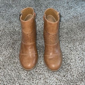 Woman’s Brown Size 8 Short Boots
